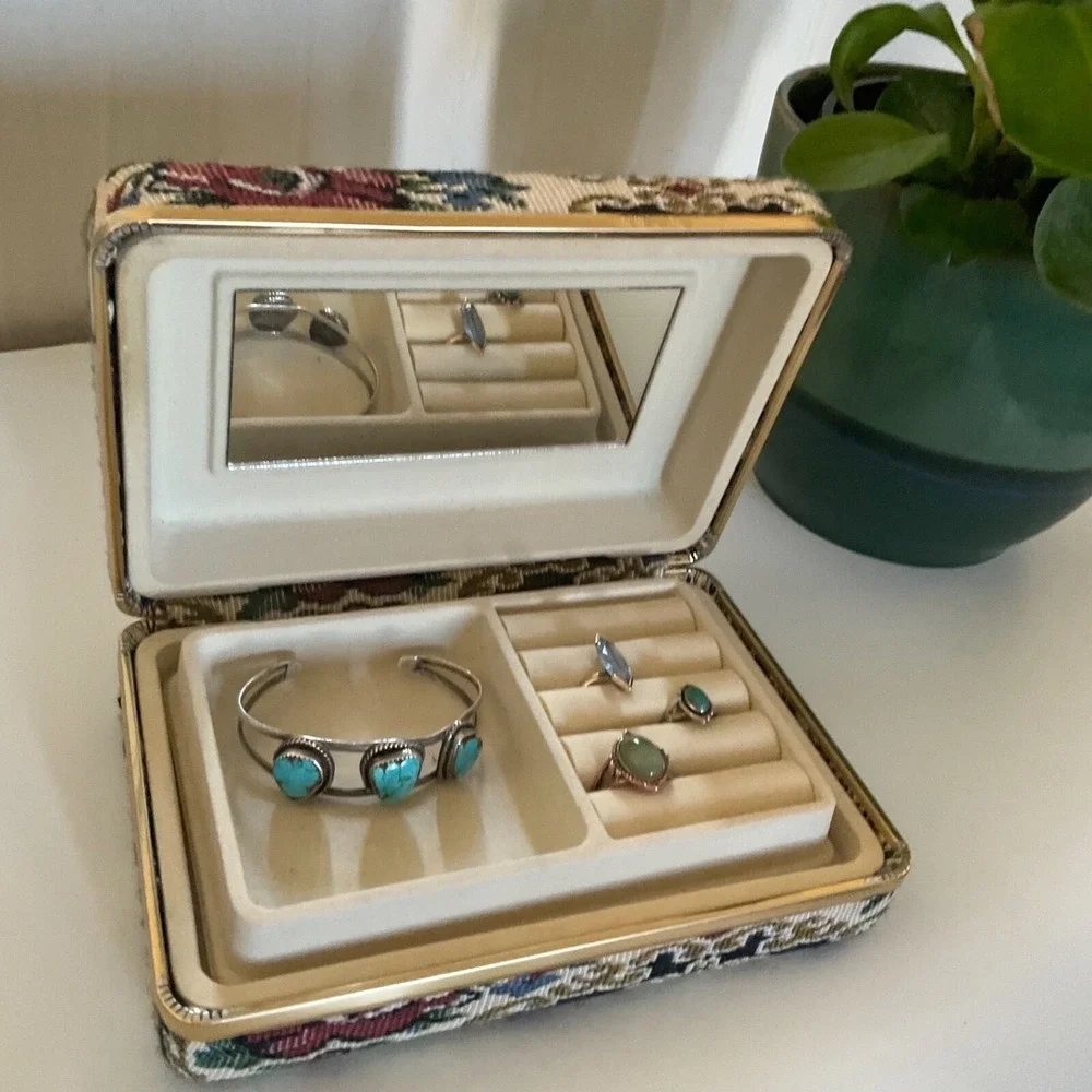 Vintage Travel‎ Jewelry Organizer Embroidered Floral Clamshell Cottage Core